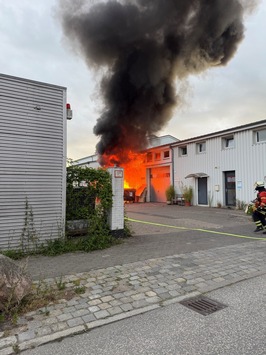 FW-Kiel: Wohnwagen in Vollbrand – Feuer greift auf Gebäude über