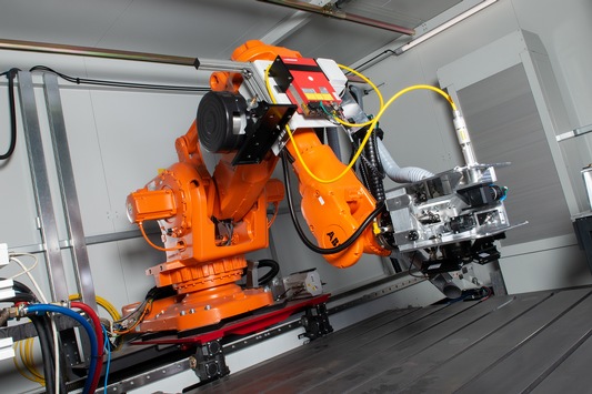 Laserstrukturieren mit dem Industrieroboter: Große Flächen schneller und kostengünstiger funktionalisieren