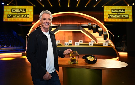 Deal! Jörg Pilawa moderiert die Kult-Koffershow "Deal or No Deal" in SAT.1