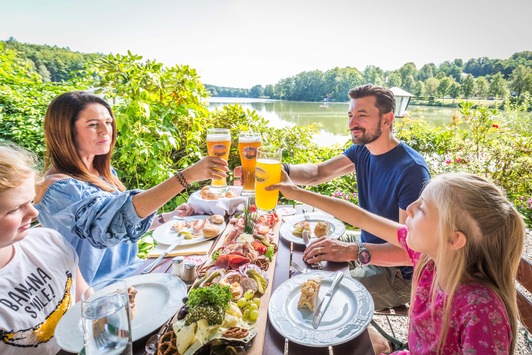 Biergärten im Oberpfälzer Wald / Die Sonne im Gesicht, eine kühle Halbe auf dem Tisch und dazu eine deftige Brotzeit: Der Biergarten ist im Oberpfälzer Wald ein Lebensgefühl
