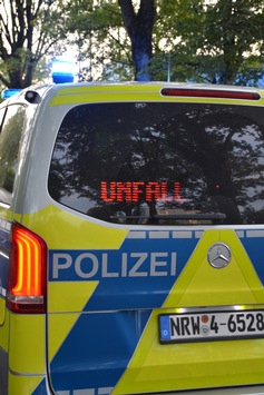 POL-ME: Verkehrsunfall: ein Leichtverletzter und hoher Sachschaden - 2606055