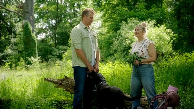 Verliebt in einen Bergretter? Beatrice Egli flirtet mit Bergretter Max in "Die Landarztpraxis - Team Sonnenhof" - ab Montag, 24. August, um 19 Uhr in SAT.1