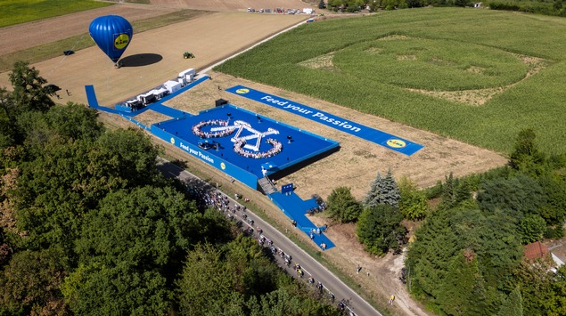 Die Fan-Tafel begeistert bei der Lidl Deutschland Tour / Lidl sorgt für kulinarisches Highlight am Streckenrand und spektakuläre Bilder