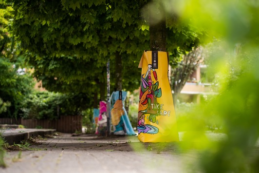 #artfortrees: Street-Art-Baumbewässerungssäcke sorgen für mehr Nachhaltigkeit und Kunst auf den Straßen Hamburgs