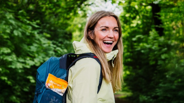Natürlich kraftvoll: Die passenden Snackstrategien für Wandern, Biken & Co.