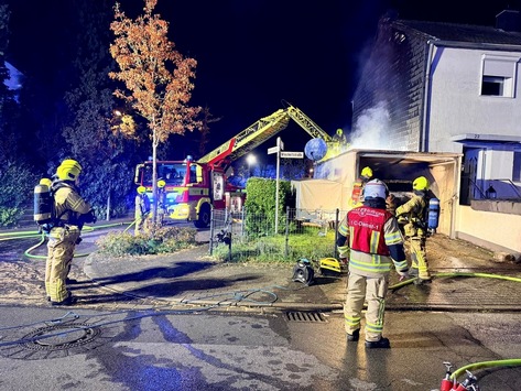 FW Ratingen: Feuerwehr Ratingen löscht Garagenbrand in der Wiechertstraße