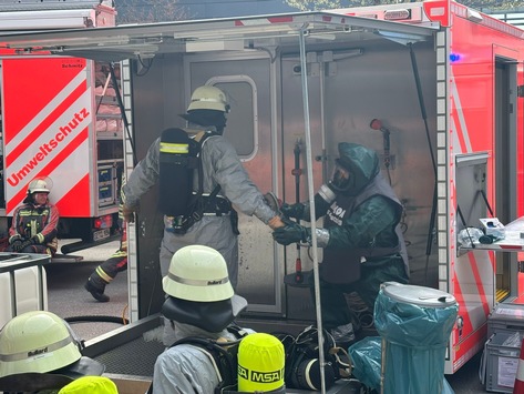 FW Norderstedt: Gefahrstoffreaktion in Labor – Feuerwehr mit Großaufgebot im Einsatz Norderstedt, 15.04.2026 – 12:56 Uhr