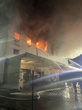 POL-MTK: Brand in Lager- und Bürokomplex, Hattersheim am Main, Schulstraße, Dienstag, 02.12.2025, 01:45 Uhr