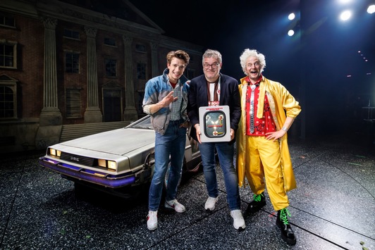 Elton wird Strickland: TV-Moderator übernimmt die legendäre Schulleiter-Rolle in ZURÜCK IN DIE ZUKUNFT – Das Musical