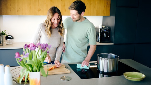 Küssen statt Putzen: Faire Aufgabenteilung fördert das Beziehungsklima
