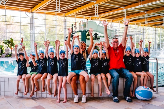DVAG und MbM e. V. spenden 25.000 Euro fürs Schwimmenlernen / Mit Extremschwimmerin Nathalie Pohl ins kühle Nass: Projekt für mehr Seepferdchen für Kindergartenkinder