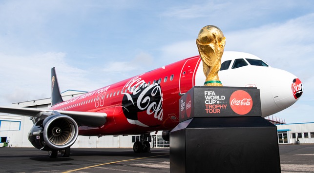 Coca-Cola holt den Weltmeisterpokal nach Berlin: mit der FIFA World CupTM Trophy Tour 2022