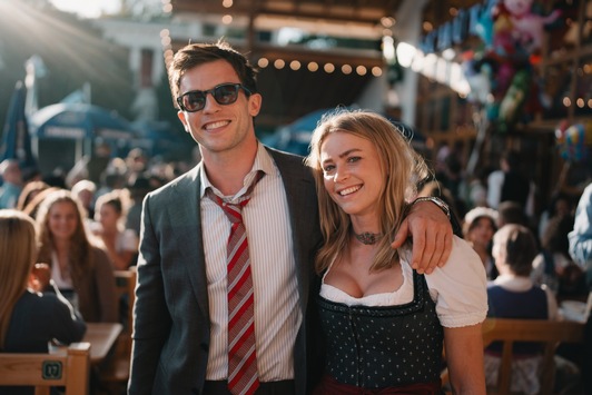Jeanne Goursaud und Jannis Niewöhner in Simon Verhoevens OKTOBERFEST (AT)
