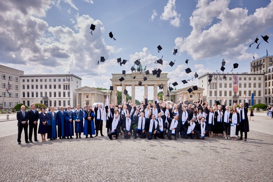 Feierliche Diplomverleihung an den 12. Jahrgang des Asklepios Campus Hamburg in der Ungarischen Botschaft in Berlin