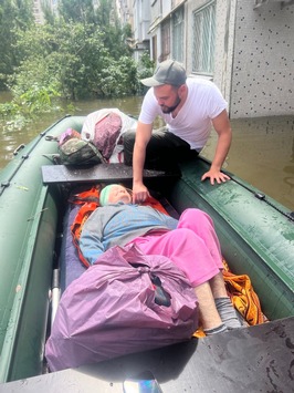 Nach Dammbruch: Samaritan’s Purse bringt Hilfsgüter in die Ukraine / Partner helfen bei Wasserrettung und verteilen Lebensmittel