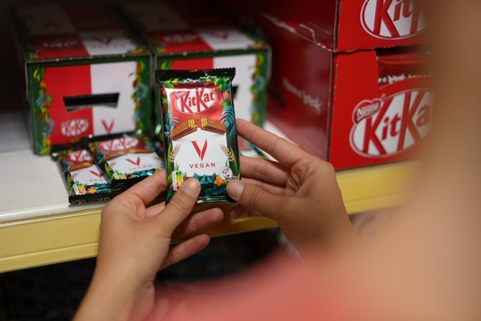 Pflanzliche Innovationen zum Jahresstart: Nestlé serviert vegane Schokolade, Frikadellen und Sauce
