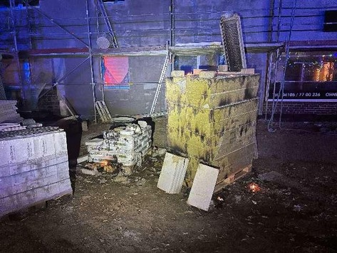 POL-WL: Unbekannte entzünden Baumaterialien