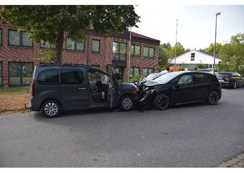 POL-WL: Frontalzusammenstoß fordert einen Leichtverletzten/ Fahrer ohne Führerschein unterwegs ++ Fleestedt - Hochwertiges Werkzeug aus Baucontainer gestohlen