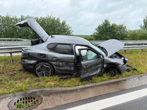 POL-STD: Einbruch in Himmelpfortener Vereinsheim und Kindertagesstätte, Mehrere Fälle von Betrug an der Haustür in Buxtehude, Ford Capri bei Unfall auf der Autobahn 26 total beschädigt