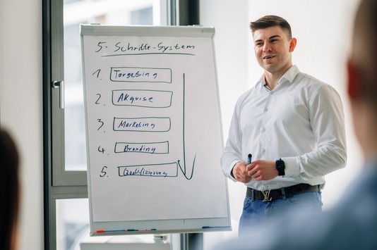 Industrieunternehmen stehen vor Insolvenzen – Marketing-Profi zeigt 5 Wege, wie Unternehmen ihren Gewinn in Krisenzeiten maximieren