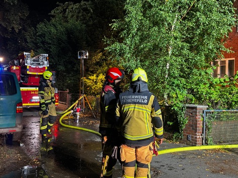 FW-PI: Schenefeld (PI): Brand eines Anbaus – Feuerwehr verhindert Vollbrand eines Einfamilienhauses