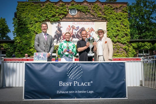 Best Place beim Fashion Raceday Hoppegarten: Jockey Martin Seidl gewinnt mit Varicon die Best Place Immobilien Trophy