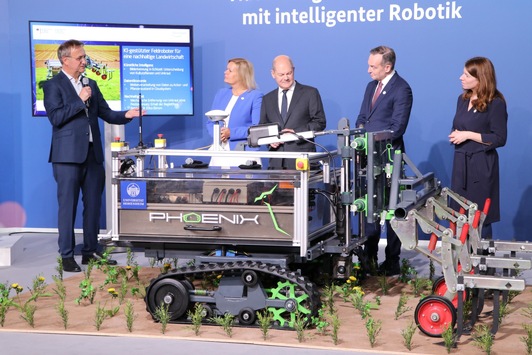 Kanzler Scholz wählt Agrar-Roboter zu seinem Digitalisierungs-Favoriten auf Digital-Gipfel