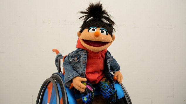 „Sesamstraßen“-Bewohnerin Elin bekommt einen neuen Rollstuhl