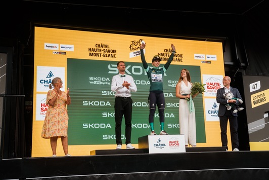 Finale der Tour de France Femmes avec Zwift: Neue Trophäe von Škoda Design erinnert an das 130 jährige Firmenjubiläum