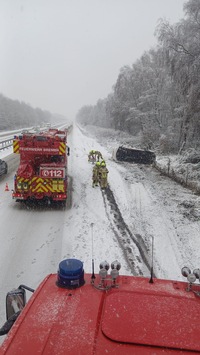 FW-HB: Glätteunfall - Feuerwehrfahrzeug kommt von der Fahrbahn ab