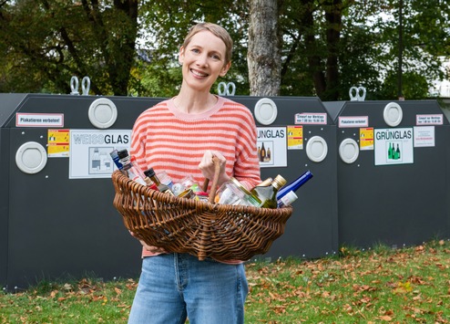 Aufruf zum Weltrecyclingtag: Mehr Altglas in die Glascontainer für mehr Glasrecycling / Recycling-Champion Glas - fünf Tipps für die richtige Entsorgung