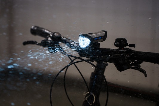 Fahrradleuchten im Test: ADAC untersucht elf Frontscheinwerfer und zehn Lichtsets Fahrradleuchten im Test: ADAC untersucht elf Frontscheinwerfer und zehn Lichtsets