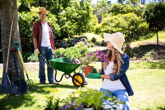 Hochbeet, Rasenpflege & Co: Wie Gartenarbeit den Rücken stärkt
