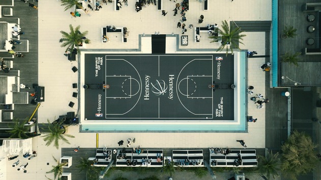 Hennessy und die NBA: Wenn der Berliner Szene-Pool zum Basketball Court wird