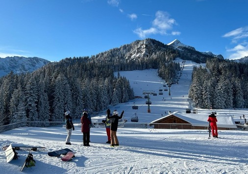 ADAC rät: Rechtzeitig vorab oder kurzfristig am Handy Vignetten für Skiferien und Faschingstage buchen