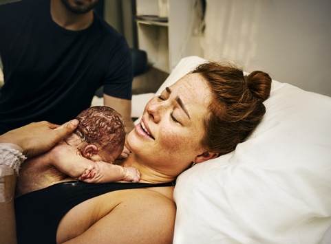 A mom is born / Wenn ein Baby geboren wird, wird auch eine Mutter geboren / Auch eine frischgebackene Mutter braucht ein ganzes Dorf zur Unterstützung - Share the Care!