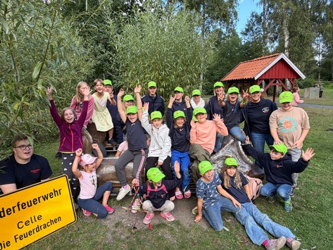 FW Celle: Neue Cappys für die "Feuerdrachen" - Kinderfeuerwehr Celle freut sich über großzügige Spende