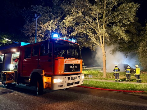 FW-PI: 20 Rundballen brennen zwischen Bönningstedt und Hasloh