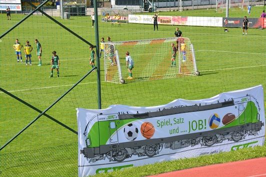 Die U13 Jugendmannschaften berühmter internationaler Fußballklubs zeigen Mitte Juni 2023 in Seekirchen ihr Können