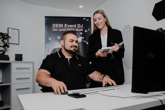 Kein DJ-Drama mehr: Dennis Walter von DEIN Event DJ garantiert eine stressfreie Hochzeitsplanung