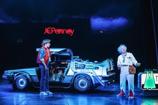 DeLorean im Anflug auf die Reeperbahn: ZURÜCK IN DIE ZUKUNFT – Das Musical ab Frühjahr 2026 in Hamburg