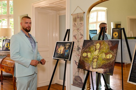 Felix Blume eröffnet Kunstausstellung mit Carlos André Zigarrenbegleitung