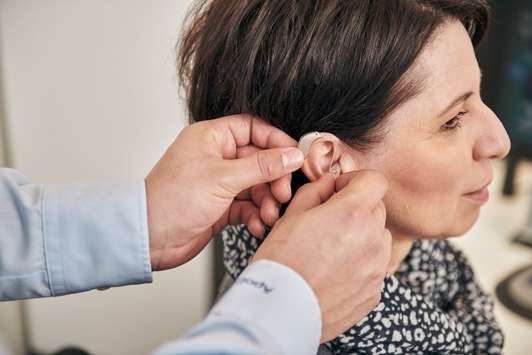 Da klingeln die Ohren: Über ein Drittel der Deutschen vernachlässigt das Hörvermögen / Eine aktuelle Apollo-Umfrage zeigt: Deutsche nehmen die Hörgesundheit nicht ernst genug