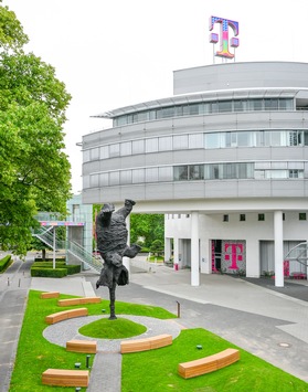 Telekom enthüllt monumentale Skulptur Gran elefant dret / Telekom-Chef Höttges: Das Unmögliche möglich machen