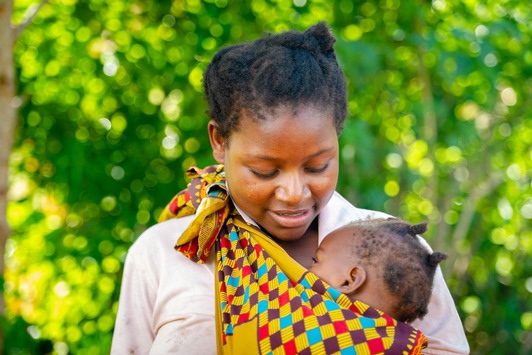 Stillen kann Tod von Säuglingen verhindern / SOS-Kinderdörfer fordern zur Weltstillwoche bessere Möglichkeiten für stillende Mütter