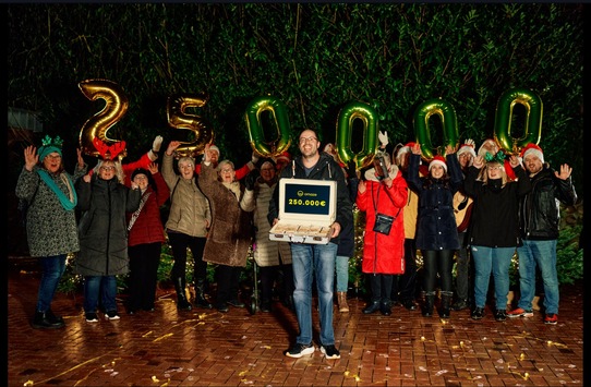 250.000 Euro, ein Chor vor der Tür und ganz viel Gänsehaut: Omaze beschert Kevin ein unvergessliches Weihnachten