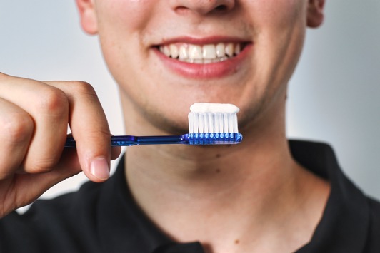 Wirksam und sicher: Zahnpasta mit Hydroxylapatit für alle | Tag der Zahngesundheit