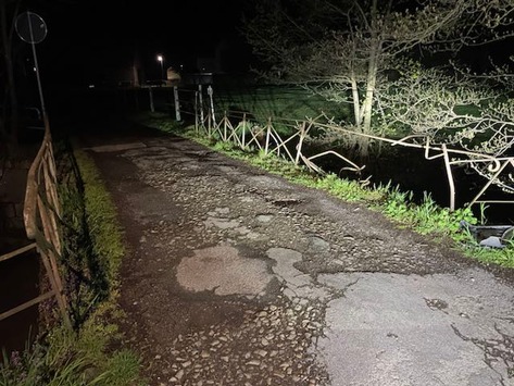 POL-HOL: Brückengeländer beschädigt - alkoholisierter Fahrer flüchtet vom Unfallort