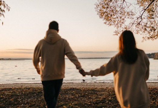 Leichter durchs Leben: Emotionaler Ballast kein Tabuthema beim Dating mehr! 63 Prozent der Singles in Deutschland glauben, dass darüber zu reden, neue Beziehungen stärken kann