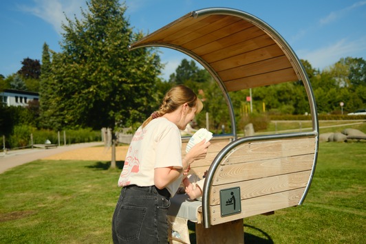 Wickelboard: Start-up entwickelt Wickeltisch für Spielplätze und Parks / Draußen sicher Windeln wechseln, statt auf Parkbank oder Boden: Unternehmen verlost Outdoor-Wickeltisch